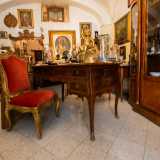 ...poste su una scrivania napoletana del 700 in stile Luigi XV